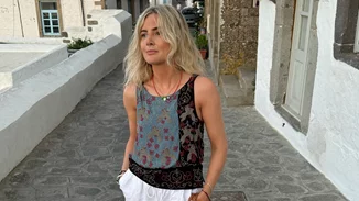 Η fashion influencer Lucy Williams κάνει διακοπές στην Ελλάδα | Τα κομμάτια που πρόσθεσε στη βαλίτσα της