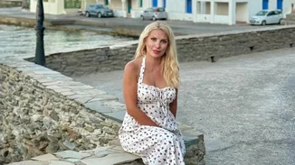 Η Ελένη Μενεγάκη ταξίδεψε στο Εδιμβούργο | Το φθινοπωρινό look με κόκκινο μπουφάν