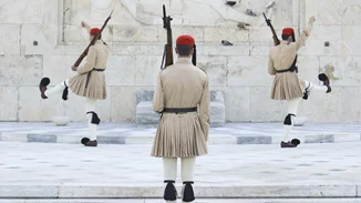 Επιτάφιος: Η μοναδική στιγμή που ο Εύζωνας σκύβει το κεφάλι