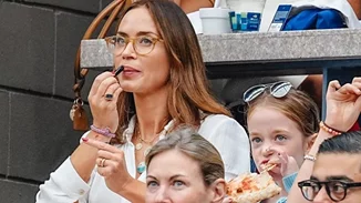 Emily Blunt | H ομοιότητα με τις κόρες της στην σπάνια οικογενειακή έξοδο