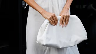 Pantone Cloud Dancer | 4 μανικιούρ που απογειώνουν το πιο "ακριβό" χρώμα του 2026