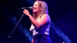 Butter Yellow | Η Ιουλία Καραπατάκη με το μανικιούρ-εμμονή όλων των it girls