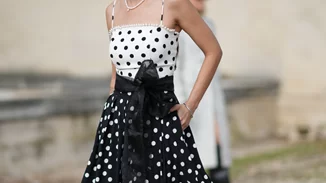 Strawberry glaze polka-dot nails | Το πιο cute μανικιούρ του Αυγούστου