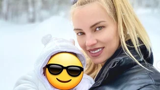 Τζούλια Νόβα | Ποζάρει αγκαλιά με την νεογέννητη κόρη της στα χιόνια (εικόνες)