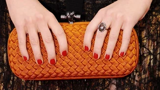 12 φρέσκοι τρόποι να δώσεις νέα πνοή στο κλασικό κόκκινο μανικιούρ φέτος στις γιορτές