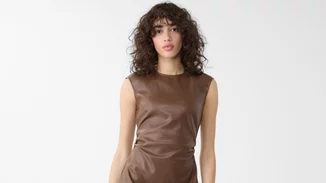 Αυτό το καφέ φόρεμα από τη Stradivarius με όψη δέρματος είναι το ιδανικό κομμάτι για τα office looks του 2025