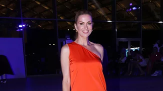 Η Τζίνα Αλιμόνου σε σπάνια εμφάνιση | Με maxi αέρινο φόρεμα και μποτάκια για shopping