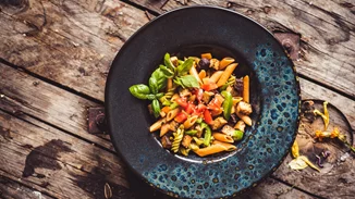 Τι να μαγειρέψω σήμερα; Η μακαρονοσαλάτα με ντοματίνια και πέστο του Γιάννη Λουκάκου που θα λατρέψεις