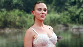 Scarlett Johansson | "Κλέβει" την παράσταση φορώντας κόκκινο φόρεμα Prada και διαμαντένιο κολιέ