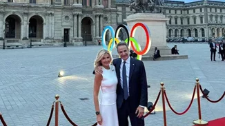 Κυριάκος και Μαρέβα Μητσοτάκη στην έναρξη των Ολυμπιακών Αγώνων | Η χαμογελαστή selfie με φόντο τον Πύργο του Άιφελ