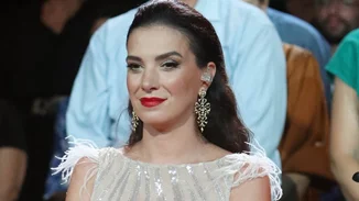 Στο Ηρώδειο η Φωτεινή Δάρρα | Ποζάρει στα λευκά αγκαλιά με την πανέμορφη κόρη της