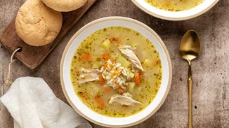 Τι να μαγειρέψω σήμερα; Η πιο εύκολη κοτόσουπα με κριθαράκι για τις κρύες μέρες