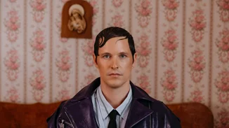 "ΤΙ ΝΑ ΝΑΙ ΑΥΤΟ" | Ο Leon of Athens μεταμορφώνεται σε Ken και παρουσιάζει έναν ύμνο στον έρωτα και στην ελευθερία