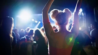 Δημόσια πρόσωπα που πιάστηκαν να παραβιάζουν τους κανόνες για τον περιορισμό της πανδημίας