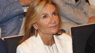 Μαρέβα Μητσοτάκη | Η εμφάνιση με διαχρονικό κοστούμι και η λεπτομέρεια στο πέτο που έκανε τη διαφορά