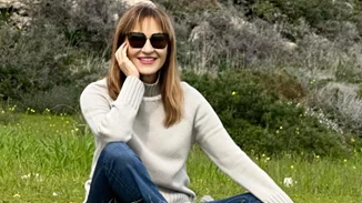 Η Μάρα Ζαχαρέα δίνει φιλί στη Σφίγγα της Αιγύπτου | Η εντυπωσιακή φωτογραφία από το Κάιρο