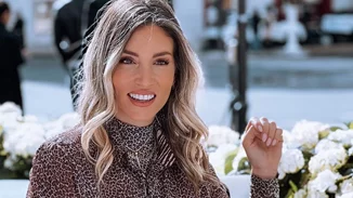 Η Αθηνά Οικονομάκου περπατά στο Παρίσι κρατώντας από το χέρι την κόρη της, Σιέννα