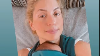 Μαρία Ηλιάκη | Κοιμίζει στην αγκαλιά της τη νεογέννητη κόρη της