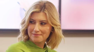 Σία Κοσιώνη | Ποζάρει με λευκό φόρεμα και ψηλοτάκουνα πέδιλα πλάι στο κύμα