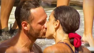Μυριέλλα Κουρεντή - Γιώργος Κατσαούνης | Aνταλλάσσουν το πρώτο τους φιλί στην κάμερα του Survivor