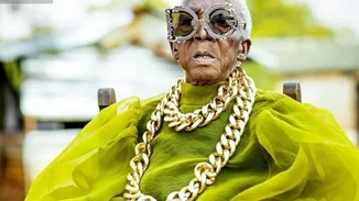 Η 85χρονη γιαγιά από τη Ζάμπια που έγινε "από λάθος" το απόλυτο fashion icon