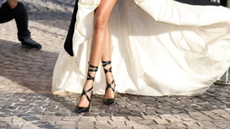 10 κομψά ζευγάρια παπούτσια που θα σε πείσουν να επιστρέψεις στα ψηλοτάκουνα