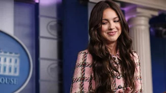 Η εμφάνιση της Olivia Rodrigo στον Λευκό οίκο που θύμισε το στιλ του "Clueless