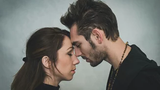 Αυτά τα λάθη κάνουν τα νέα κορίτσια και θέλουν τα "κακά" παιδιά