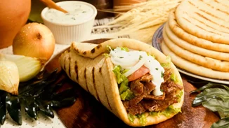 Σουβλάκι vs. πίτσα | Ποιο street food είναι πιο υγιεινό;