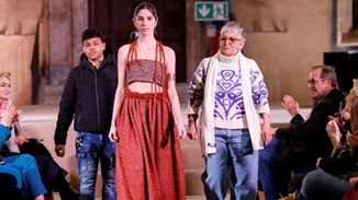 Η συγκινητική επίδειξη μόδας με κοσμήματα και ρούχα που σχεδίασαν πρόσφυγες