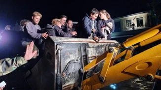 Τρίκαλα | Συγκλονίζουν οι εικόνες διάσωσης παιδιών με γκρέιτερ στα Μεγάλα Καλύβια