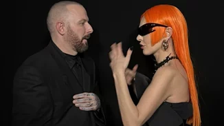 Η Τάμτα στο show του οίκου Balenciaga | Το εκκεντρικό look με σύνολο του οίκου