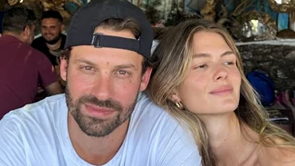 Η Αμαλία Κωστοπούλου είναι πολύ ερωτευμένη | Το κινηματογραφικό φιλί στον σύντροφό της