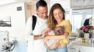 Η Μαρία Μενούνος φιλάει την κόρη της και παραδέχεται πως δεν έχει νιώσει ποτέ της μεγαλύτερη χαρά