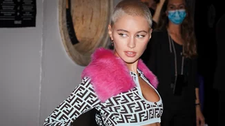 H 23χρονη κόρη του Jude Law με μίνι στράπλες φόρεμα σε πάρτι στο Λονδίνο