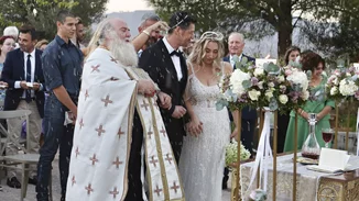 Απόστολος Ρουβάς | Μαγειρεύει στην κουζίνα του σπιτιού του έχοντας αγκαλιά τον γιο του