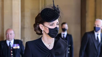 Τι συμβολίζουν τα κοσμήματα που φόρεσαν οι γυναίκες στη κηδεία του Πρίγκιπα Φιλίππου