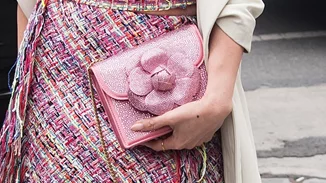 Το "ξεχασμένο" χρώμα νυχιών που επιστρέφει δυναμικά στη μόδα