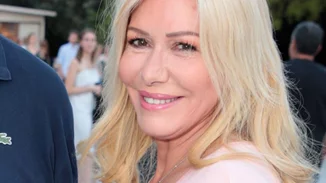 Η σπάνια εμφάνιση της Λίζας Δουκακάρου με τον σύζυγό της - Ήρεμη και χαμογελαστή