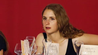 Ηλέκτρα Νιάρχου | Η "άγνωστη" μικρότερη αδερφή της Ευγενίας Νιάρχου, η ομοιότητά τους και το πάθος της για την ιππασία