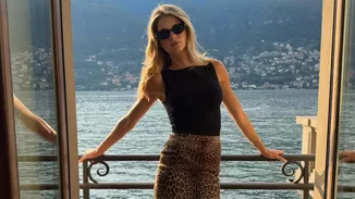 Η Αμαλία Κωστοπούλου φόρεσε τα καφέ μποτάκια που θα βλέπουμε παντού το 2025