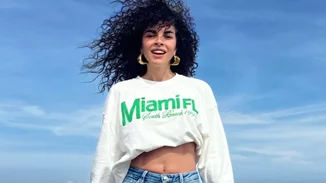 "Όταν δεν πας παραλία ενώ έχει καύσωνα... Μπαλκονάδα" | Η Μαρία Σολωμού ποζάρει με μαύρο μπικίνι