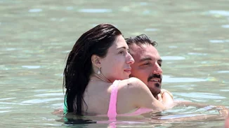 Φλορίντα Πετρουτσέλι | Οικογενειακώς στη Σίφνο - Το (cute) χτένισμα της 6χρονης κόρης της