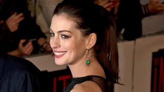 Η δημοσιογράφος που έχει γίνει "εφιάλτης" για τους αγενείς celebrities - Η συγγνώμη της Anne Hathaway