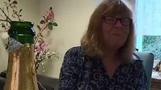 Η βρετανίδα συγγραφέας που έκανε ευθανασία πίνοντας σαμπάνια & ακούγοντας το αγαπημένο του τραγούδι