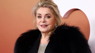 Catherine Deneuve | Η συμβολική καρφίτσα που επέλεξε για την εμφάνισή της στα βραβεία César