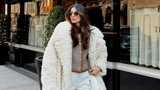 Η Ηλιάνα Παπαγεωργίου φόρεσε τη διάσημη απόχρωση Mocha Mousse σε ένα ιδανικό look για το γραφείο