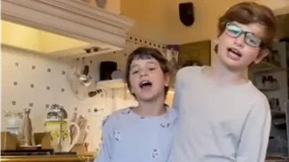 Η Αριάδνη Ρουβά και ο αδελφός της Αλέξανδρος χορεύουν και τραγουδούν στην κουζίνα τους