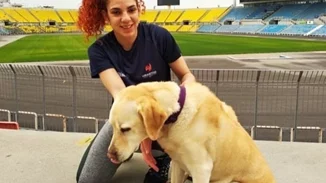 "Η εικόνα ενός τυφλού με σκύλο οδηγό ανατρέπει τα στερεότυπα": Η πλούσια ζωή της Εύης με την Κρύσταλ