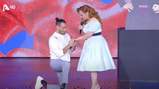 Ο Γιάννης Σεβδικαλής έκανε πρόταση γάμου στη Σοφία Κουρτίδου στον αέρα του "J2US"